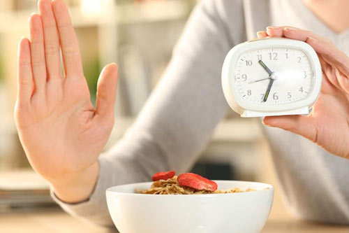 رژیم فستینگ تحت نظر متخصص تغذیه